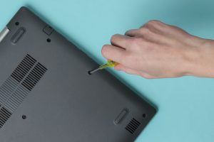 Centrum serwisowe Naprawa laptopa Kobiecy śrubokręt odkręca śruby laptopa