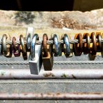 Widok z wysokiego kąta na kłódki wiszące na balustradzie