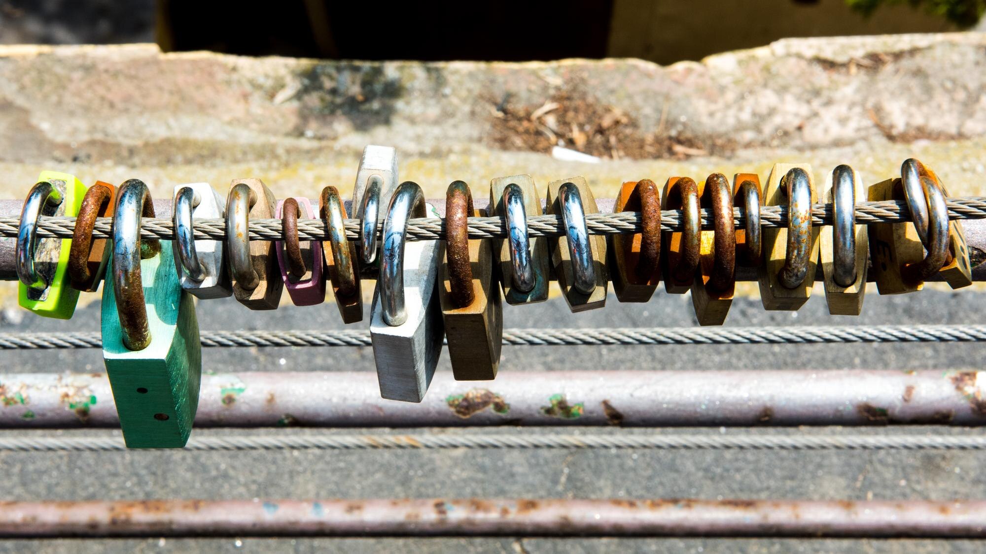 Widok z wysokiego kąta na kłódki wiszące na balustradzie