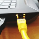 Zbliżenie zakładu na niewyraźnym tle