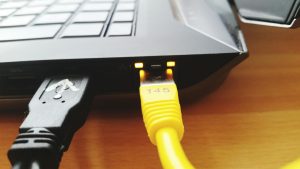 Zbliżenie zakładu na niewyraźnym tle