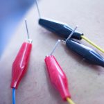 Wysoki kąt widzenia sprzętu elektrycznego na ludzkiej skórze