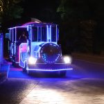 09262023 Ukraina Staw Ternopil Oświetlenie redakcyjne Zabawny pociąg drogowy wyposażony w oświetlenie do spacerów w miejskim parku rekreacyjnym