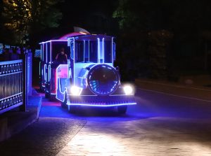 09262023 Ukraina Staw Ternopil Oświetlenie redakcyjne Zabawny pociąg drogowy wyposażony w oświetlenie do spacerów w miejskim parku rekreacyjnym