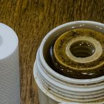 Wykorzystane filtry wody z śladami gliny brudnej i czyste filtry przygotowane do wymiany