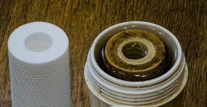 Wykorzystane filtry wody z śladami gliny brudnej i czyste filtry przygotowane do wymiany