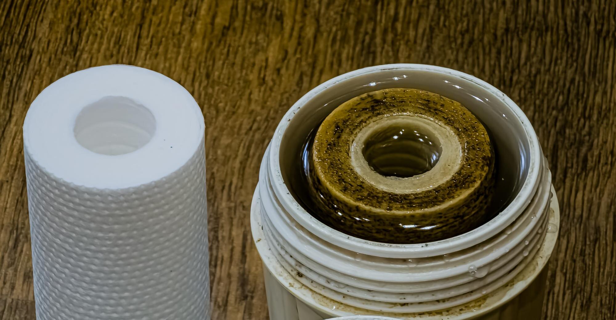 Wykorzystane filtry wody z śladami gliny brudnej i czyste filtry przygotowane do wymiany