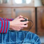 Środkowa część młodej kobiety grającej w gry wideo