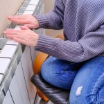 Wysoki kąt widoku kobiety siedzącej na podłodze