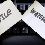 Zadanie papierowe w wodospadzie w porównaniu z zwinnym zadaniem na klawiaturze w tle metody opracowywania oprogramowania koncepcja