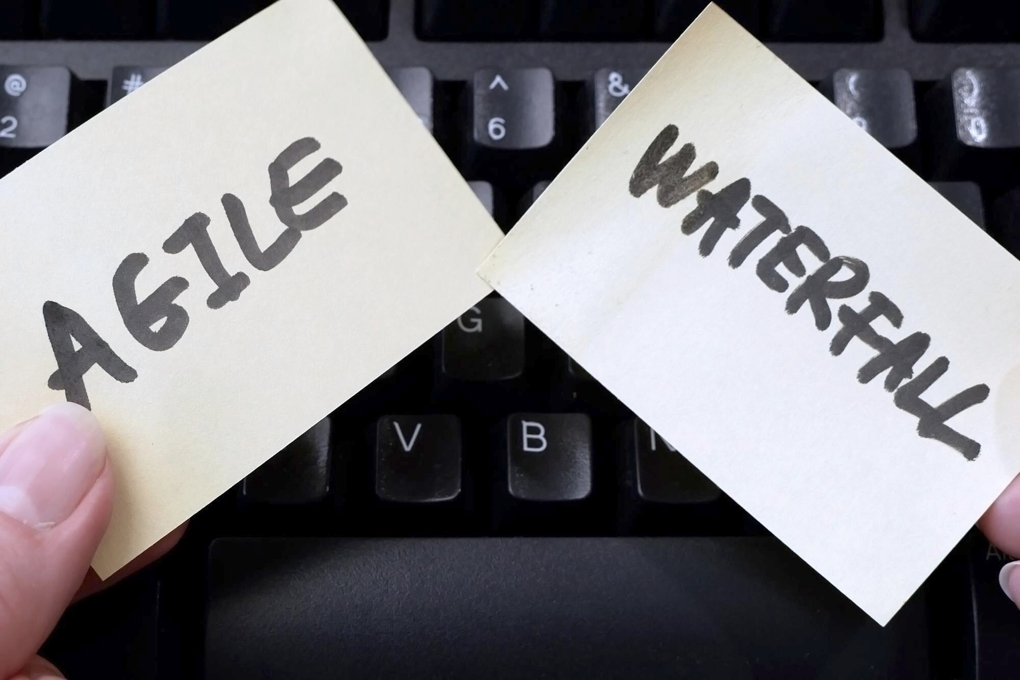 Zadanie papierowe w wodospadzie w porównaniu z zwinnym zadaniem na klawiaturze w tle metody opracowywania oprogramowania koncepcja