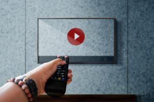 Środkowa część kobiety trzymającej czerwony balon przy ścianie