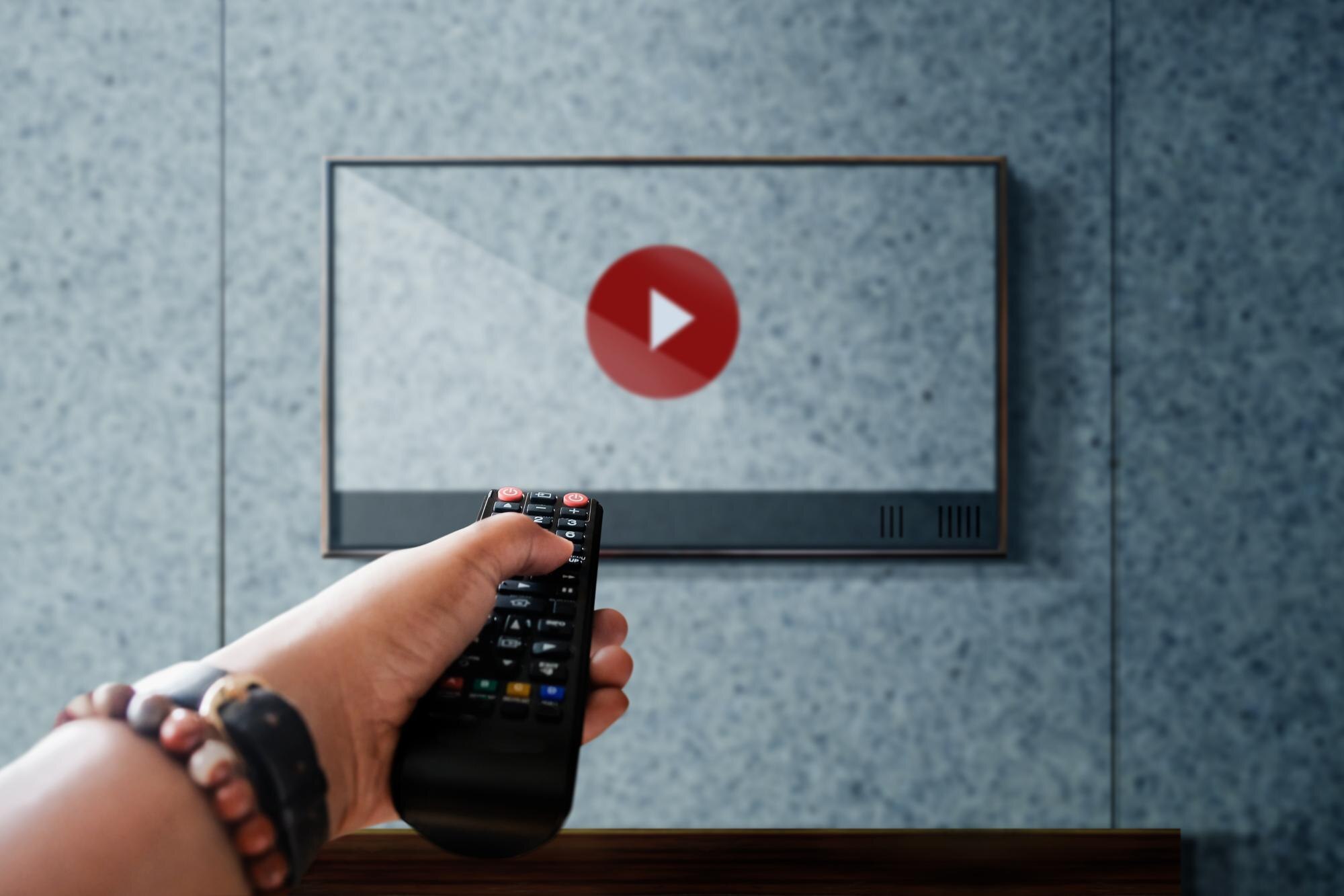 Środkowa część kobiety trzymającej czerwony balon przy ścianie