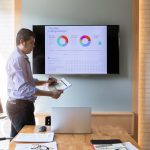 Niski kąt widoku człowieka używającego laptopa na stole