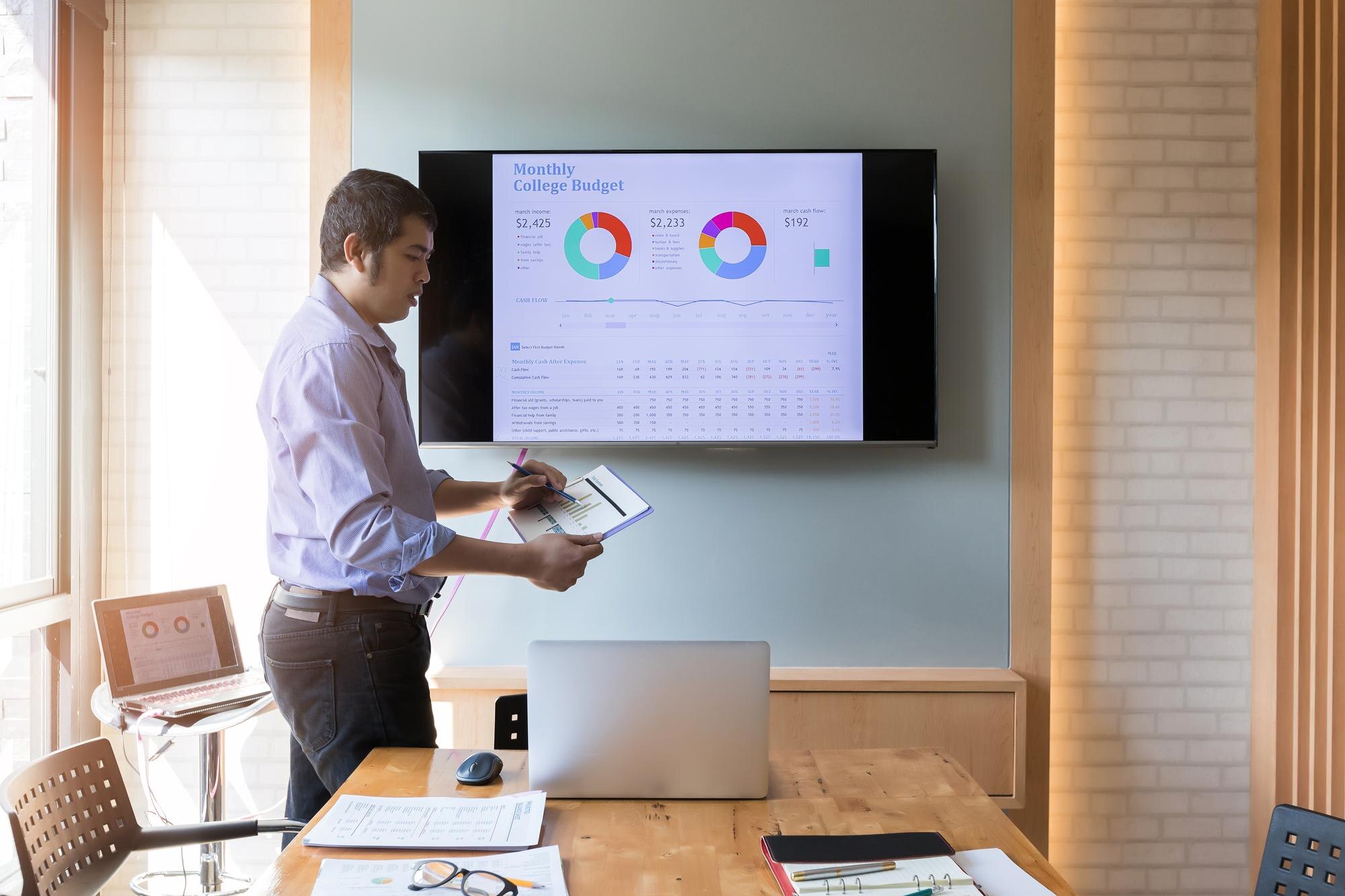 Niski kąt widoku człowieka używającego laptopa na stole