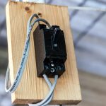 Zbliżenie na kłódki wiszące na linie