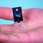 Zbliżenie chipa komputerowego w ręku