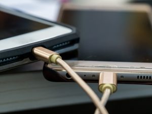 Przenośny smartfon na stole do ładowania