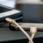 Przenośny smartfon na stole do ładowania