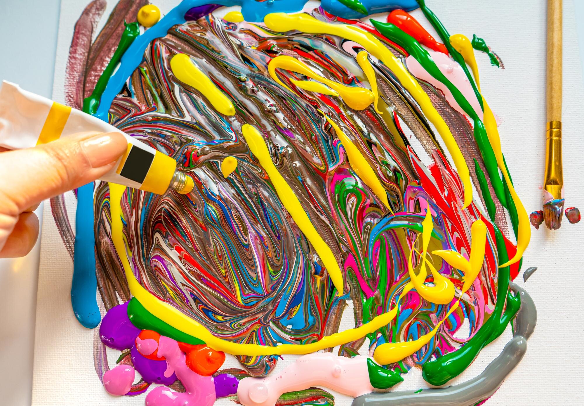 Zbliżenie ręki trzymającej wielokolorowe cukierki