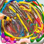 Zbliżenie ręki trzymającej wielokolorowe cukierki