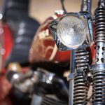 Stary motocykl z wieloma metalowymi częściami chromowanymi