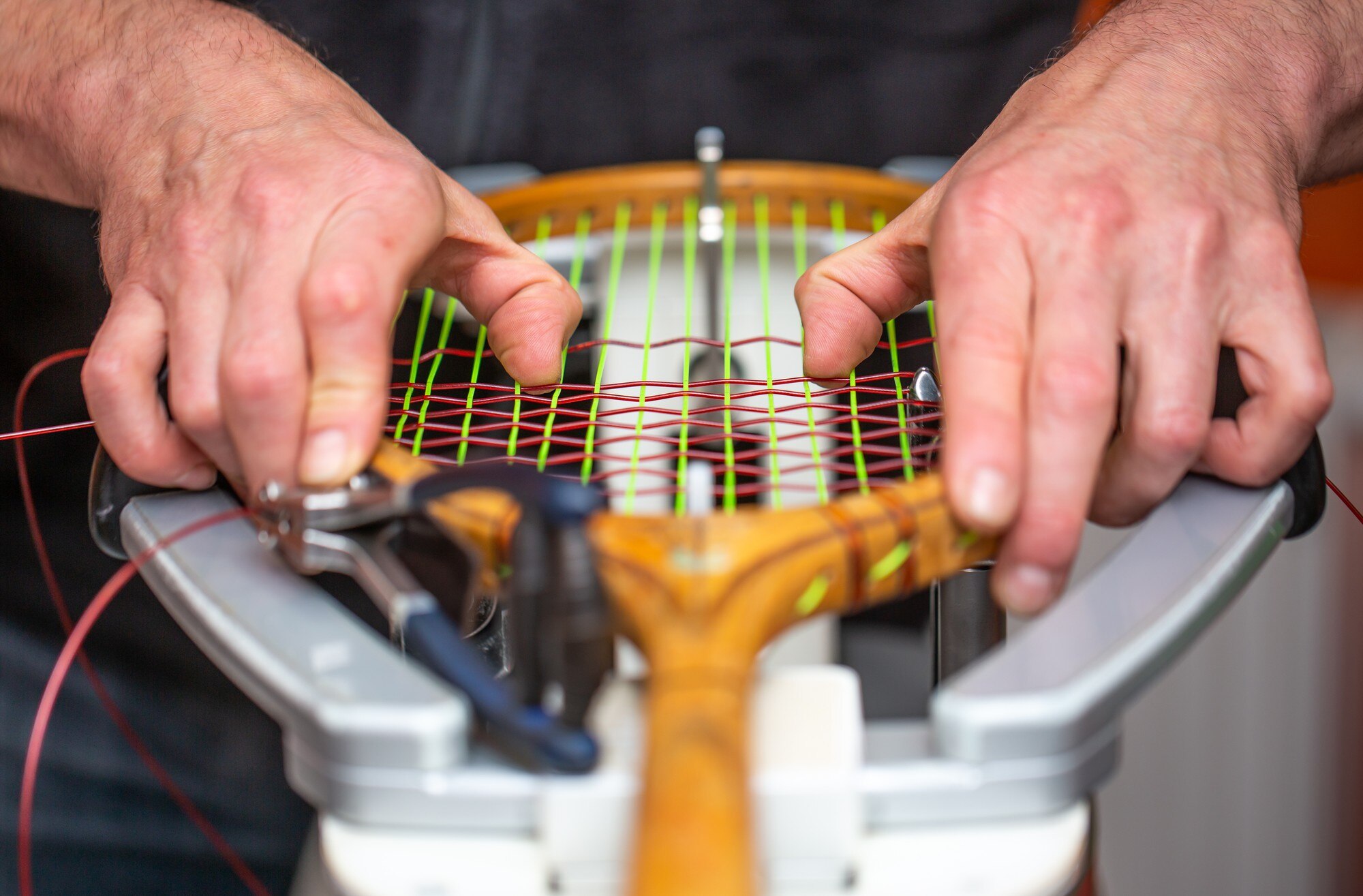 Proces naciągania historycznej lub retro rakiety tenisowej w sklepie tenisowym, koncepcja sportu i rekreacji