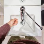 Zbliżenie kobiety z ręką trzymającą kran