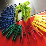 Wysoki kąt widoku kolorowych szpilek na stole