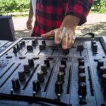 Zbliżenie ręcznej konsoli dźwiękowej