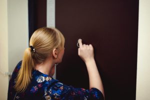 Tylny widok kobiety stojącej przy ścianie