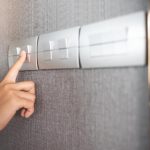 Zbliżenie dłoni kobiety na ścianie