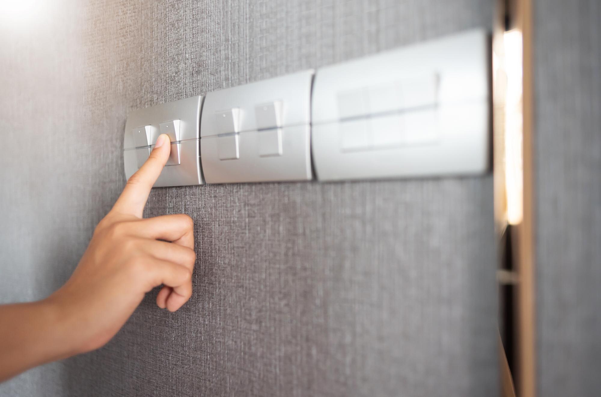 Zbliżenie dłoni kobiety na ścianie