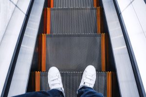 Jak podłączyć automat schodowy?