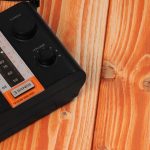Vintage radio do słuchania programów radiowych na drewnianej powierzchni