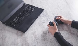 Ręce za pomocą kontrolera do gier. Grać w gry wideo