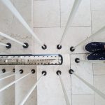 Niska część kobiety stojącej na płytowej podłodze