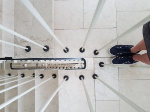 Niska część kobiety stojącej na płytowej podłodze