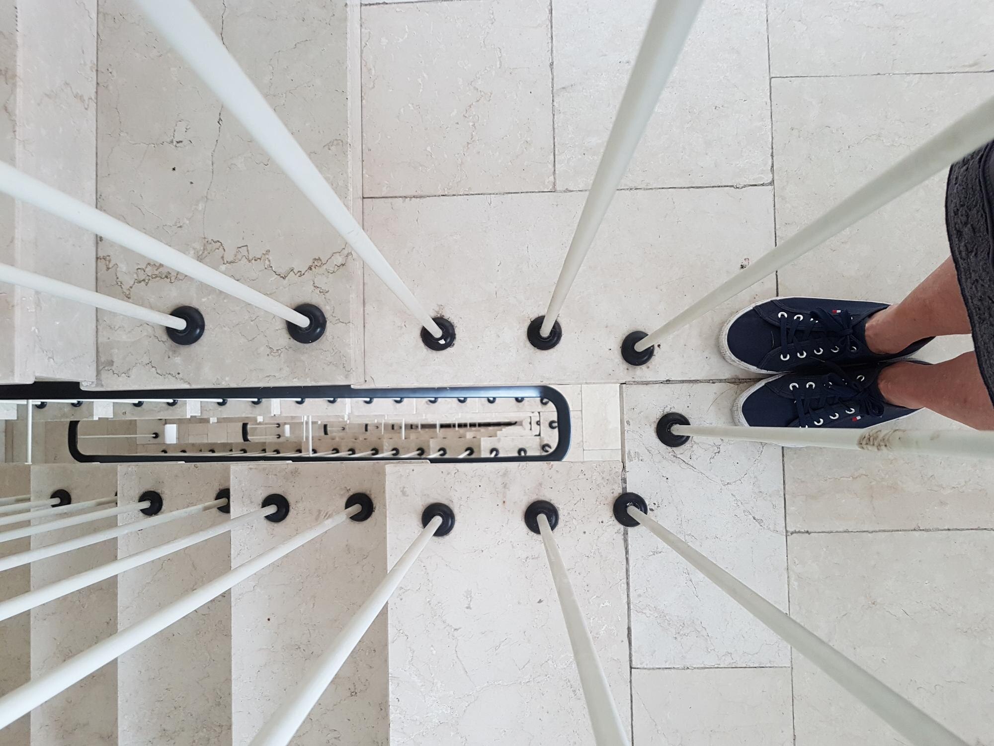 Niska część kobiety stojącej na płytowej podłodze