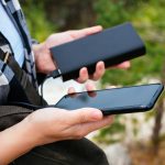 Czarny smartfon jest podłączony do power banku