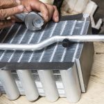 Wysoki kąt widoku przyciętych rąk pracujących w warsztacie