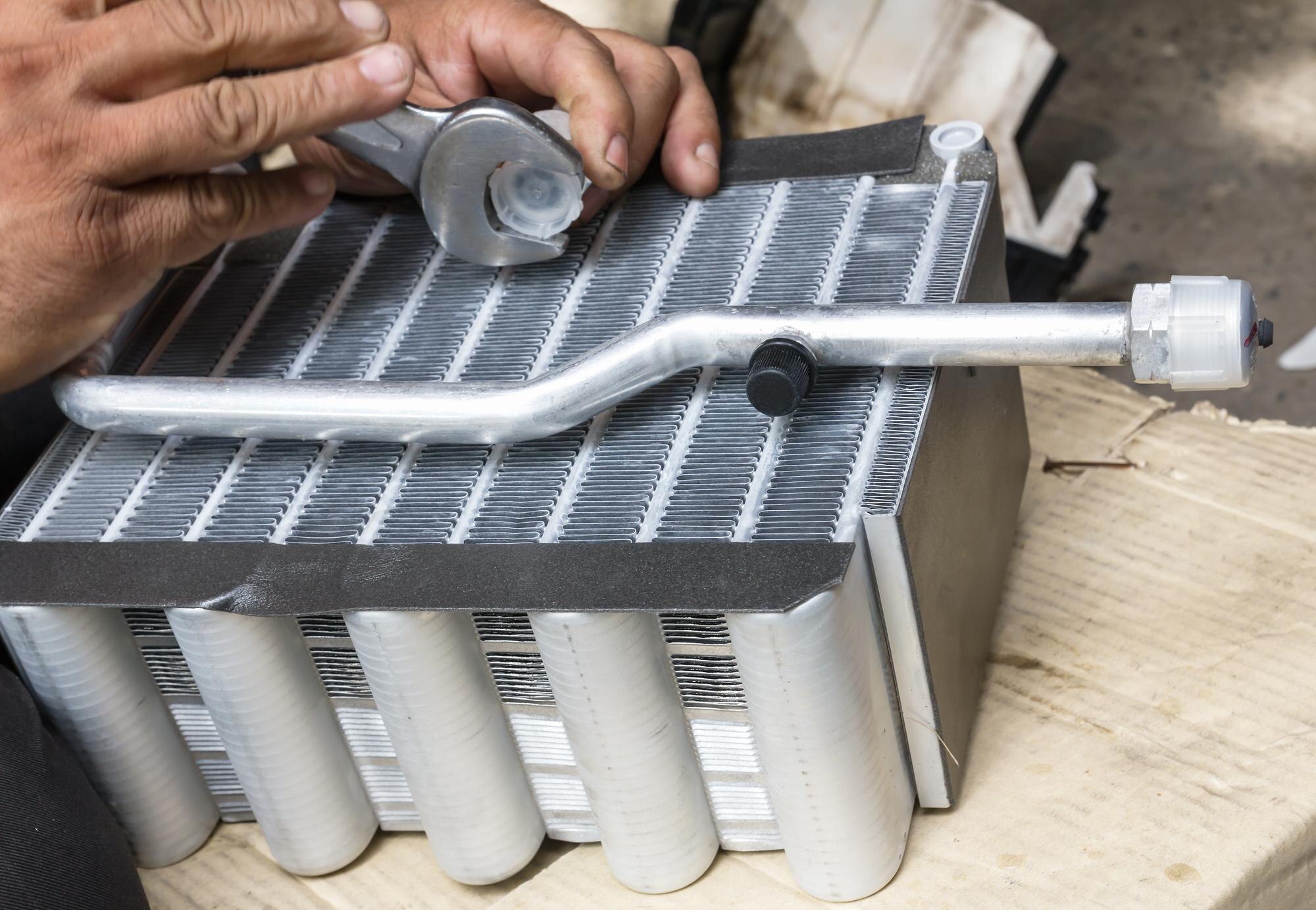 Wysoki kąt widoku przyciętych rąk pracujących w warsztacie