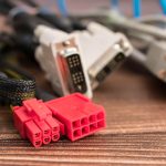 Czerwony złącze zasilania z zasilania komputera