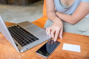 Kobieta azjatyckich biznesowych przy użyciu komputera przenośnego do zakupów online.Vintage dźwięk, filtr Retro efekt, nieostro ??, lekkie. (Selektywne focus)