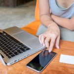 Kobieta azjatyckich biznesowych przy użyciu komputera przenośnego do zakupów online.Vintage dźwięk, filtr Retro efekt, nieostro ??, lekkie. (Selektywne focus)