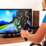 Widok boczny kobiety siedzącej na stole