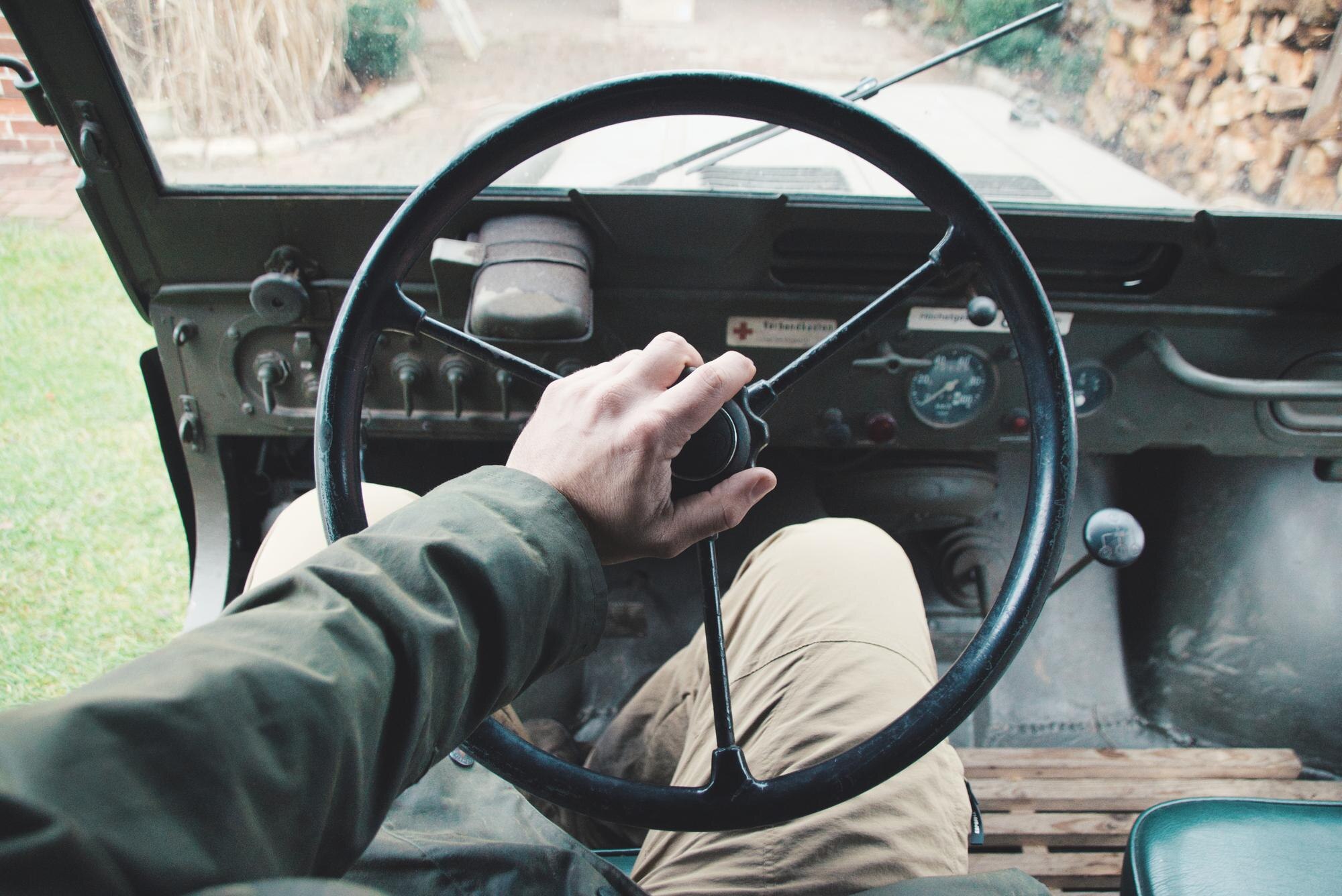 Zbliżenie mężczyzny prowadzącego samochód