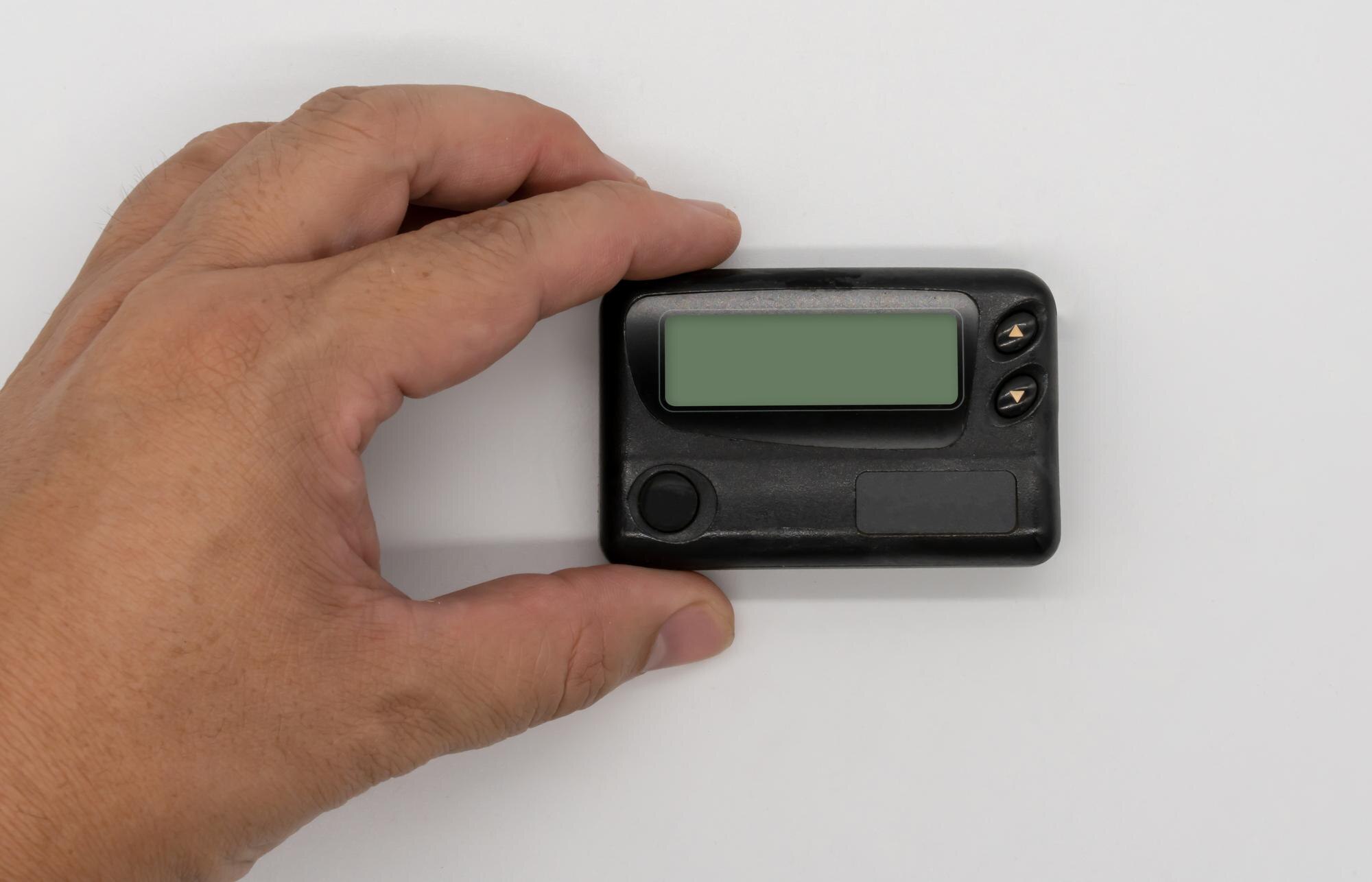 Zbliżenie ludzkiej ręki trzymającej sprzęt komputerowy na białym tle