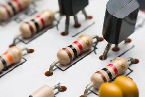 Wysoki kąt widoku kondensatorów z białej płyty obwodowej