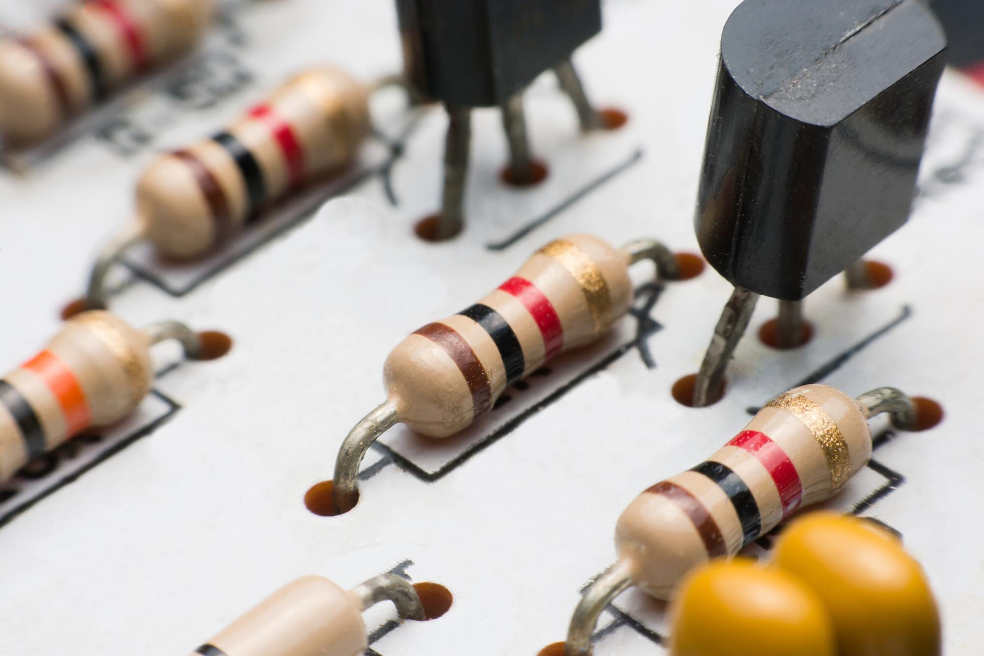 Wysoki kąt widoku kondensatorów z białej płyty obwodowej